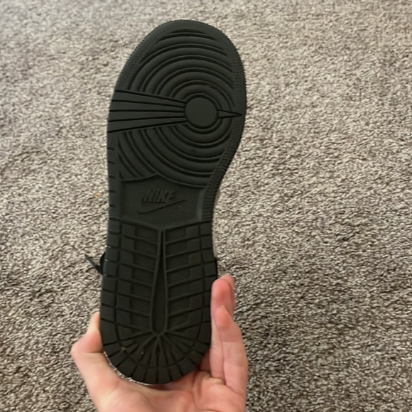 Woman’s jordans - Picture 5 of 8